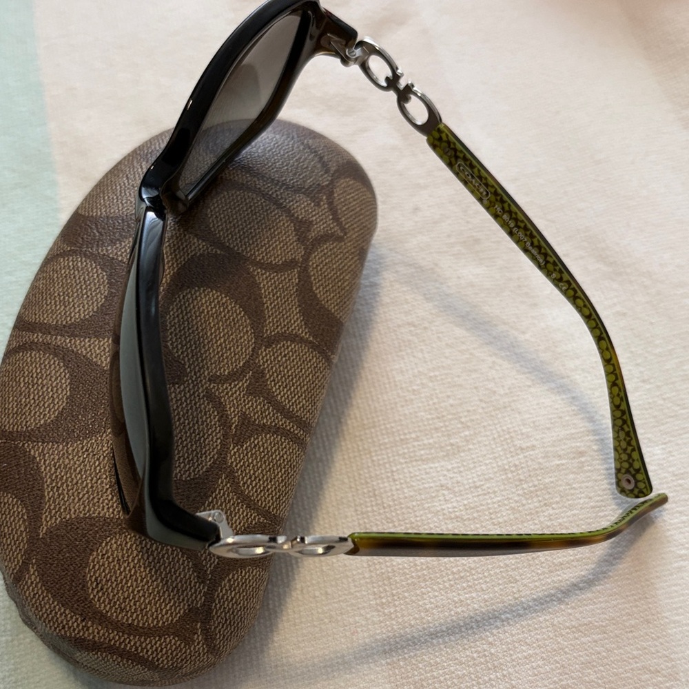 Coach Tortoise ‘Kissing C’ Women's Sunglasses. NWOT w/ case - Picture 4 of 6